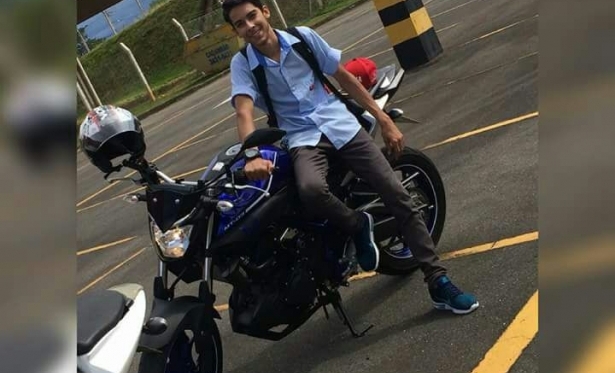 Jovem de 17 anos morre aps bater com moto em poste de iluminao