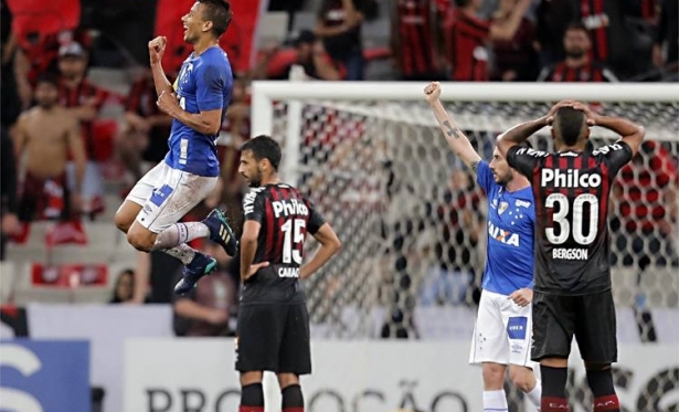 Cruzeiro vira sobre o Atltico-PR na Baixada e fica a um empate de avanar na Copa do Brasil