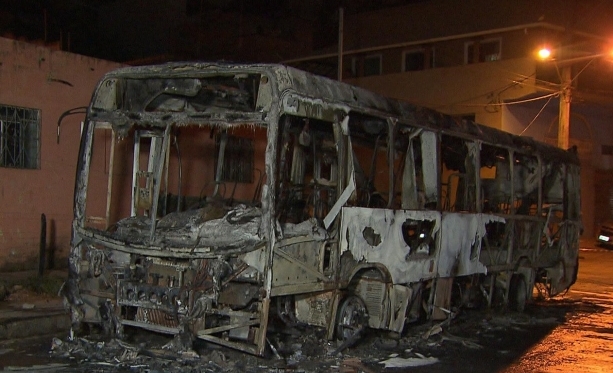 Sete nibus e um caminho so queimados no quarto dia de ataques em Minas Gerais