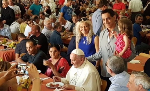 Papa Francisco foi jantar de surpresa com mais de 200 pobres!