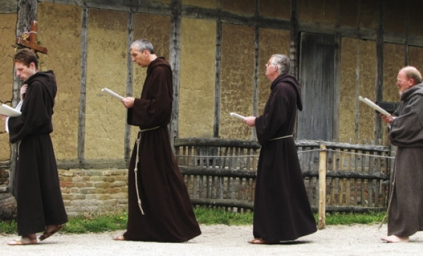 Por que os franciscanos vestem marrom?