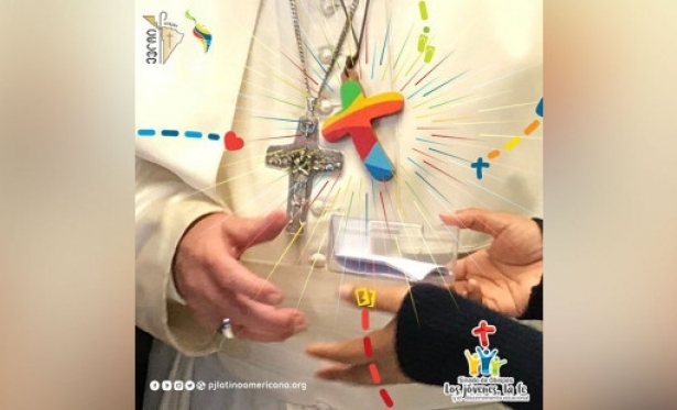 Por que o Papa Francisco est usando uma cruz em tons de arco-ris?