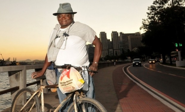 Pedreiro se forma em Direito aps pedalar 42 km por dia para estudar