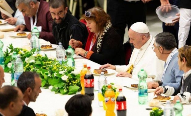 Papa Francisco almoa com 1500 pobres no Vaticano