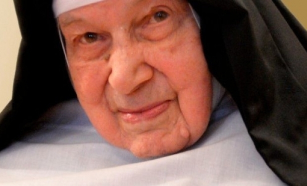 Aos 110 anos, morre freira que salvava judeus na II Guerra Mundial