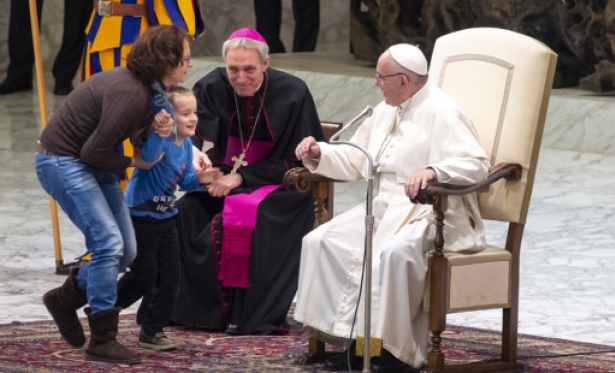O garotinho mudo que roubou a cena na Audincia Geral do Papa