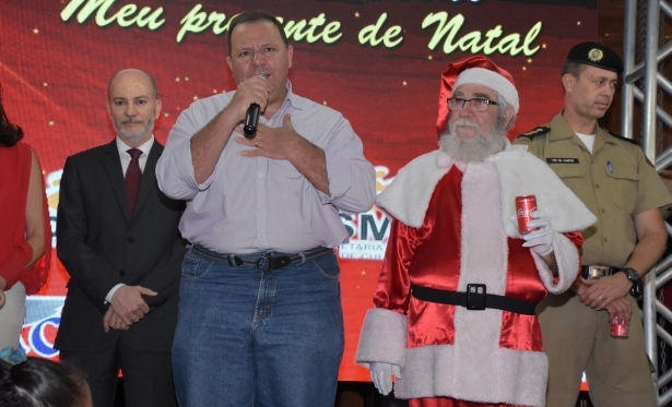 Cantata de Natal e chegada do Papai Noel inauguram iluminao natalina do Governo Municipal