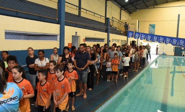 Programa Esporte ao Alto promove festival de Natao para seus atletas
