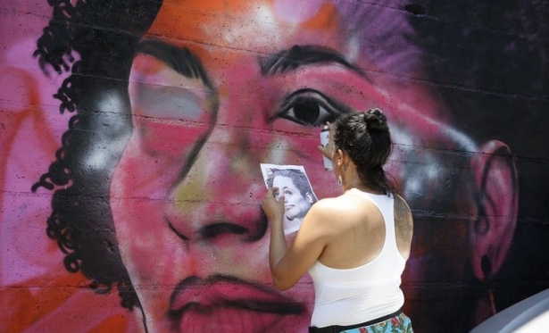 Grafites de Marielle e Maria da Penha so alvo de vndalos no Rio