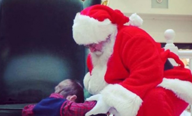 Ele tem 4 anos e fez o Papai Noel se ajoelhar e rezar por um presente desconcertante