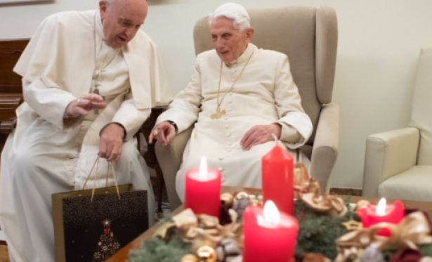 Papa Francisco visita o Papa Emrito: Feliz Natal, Papa Bento!