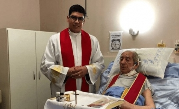 Padre celebra 66 anos de sacerdcio em cama de hospital e comove internet