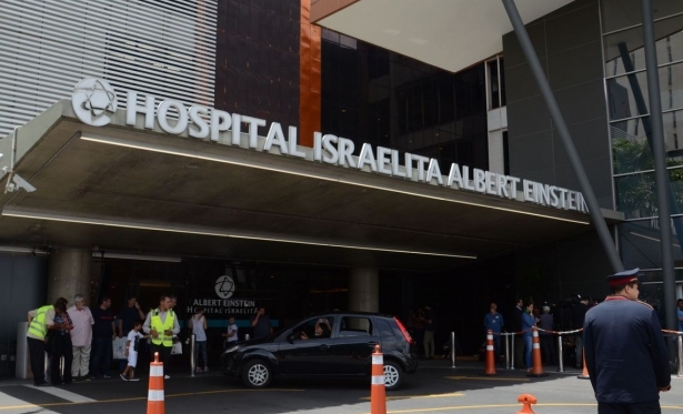 Trs dias aps cirurgia, Bolsonaro faz exerccios fsicos no hospital