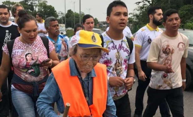 Vov Peregrina de 95 anos chega  Baslica de Nazar aps 30 dias de caminhada