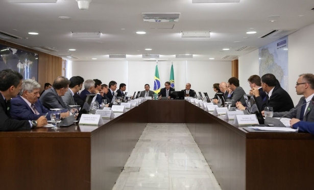 Bolsonaro assina Projeto de Lei Anticrime