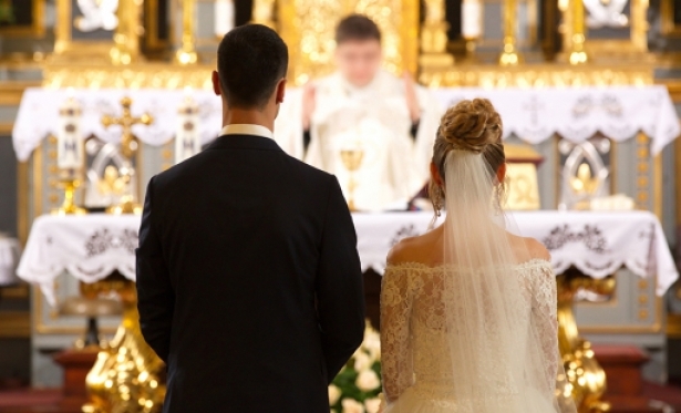 Falta de dinheiro para cerimnia no  desculpa para no casar na Igreja