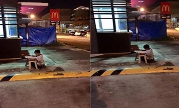 A foto que emocionou o mundo: menino morador de rua usa luz do McDonalds para fazer lio de casa