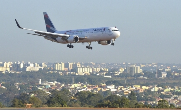 Avio da Latam retorna ao aeroporto de Braslia aps colidir com ave