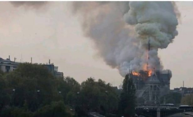 Incndio destri a Catedral de Notre-Dame, em Paris.