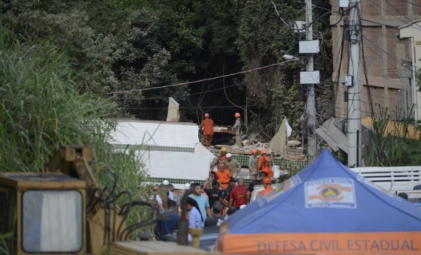 Prefeitura do Rio inicia demolio de prdios na Muzema