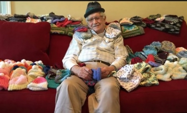 Senhor de 86 anos tricota gorrinhos para bebs prematuros de UTI em seu tempo livre