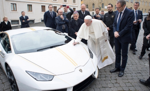 Carro de luxo doado ao Papa e leiloado vira ajuda para famlias no Iraque