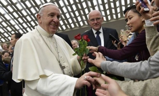 As parquias no devem cobrar para dedicar a Missa a um defunto, afirma o Papa