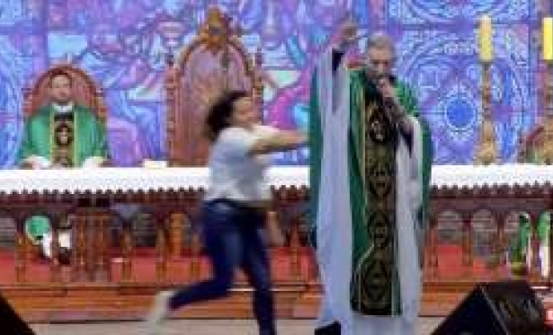 Mulher empurra Padre Marcelo Rossi de palco durante missa