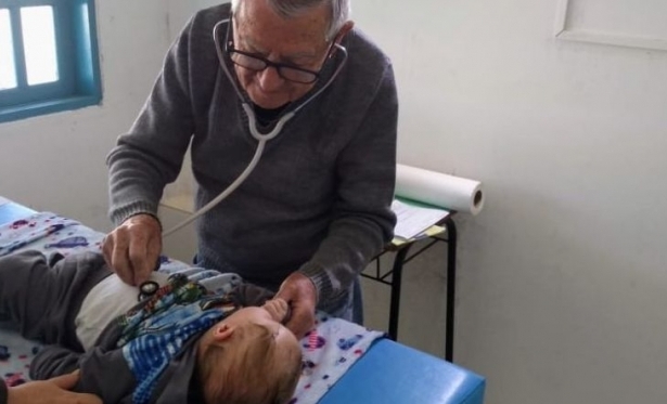 O pediatra brasileiro de 92 anos que atende crianas de graa: Ser mdico  isso