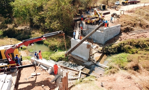 Instaladas as vigas da nova ponte de concreto da comunidade de Mata do Silvano
