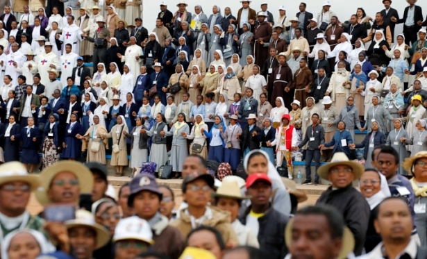 Aos religiosos, Papa afirma: Feliz Igreja dos pobres e para os pobres