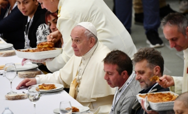 1.500 pessoas pobres almoaram ontem no Vaticano a convite do Papa Francisco