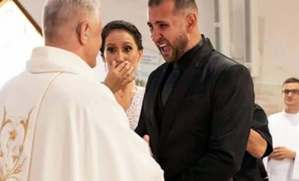 Padre emociona noivos surdos ao celebrar casamento em Libras