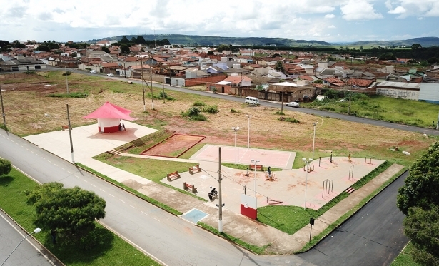Governo Municipal entrega reforma da Praa da Sade dos bairros Naes e Serra Negra
