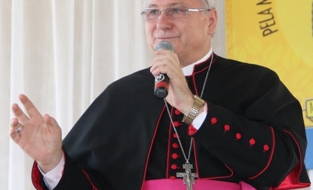 Diocese de Patos de Minas publica nota suspendendo celebraes