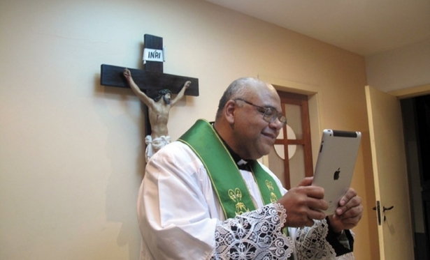 Coronavrus: apesar do decreto de Bolsonaro, igrejas mantm cultos online e missas suspensas