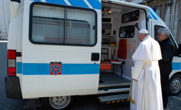Papa doa ambulncia para os pobres de Roma