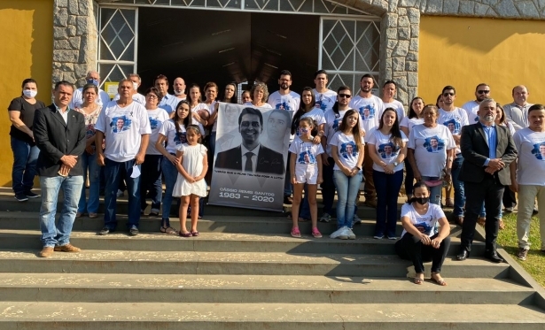 Aps Missa de Stimo Dia, amigos e familiares de Cssio Remis participaram de manifestao e homenagens pstumas