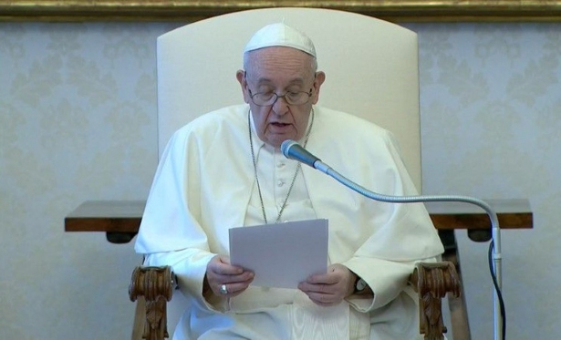 Novo decreto, papa autoriza mais funes para mulheres na Igreja