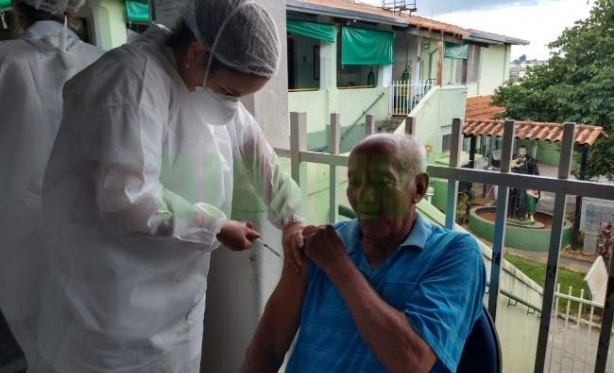 67 idosos foram imunizados contra a Covid