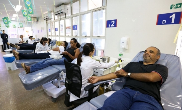 Covid-19: doaes de sangue caem 20% e governo lana campanha