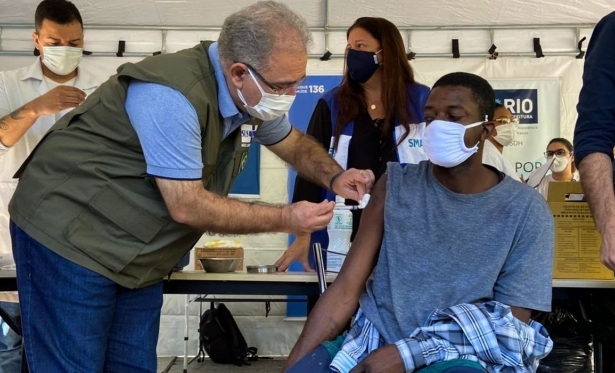 Brasil aplica mais de 2,56 milhes de doses de vacina em 24 horas
