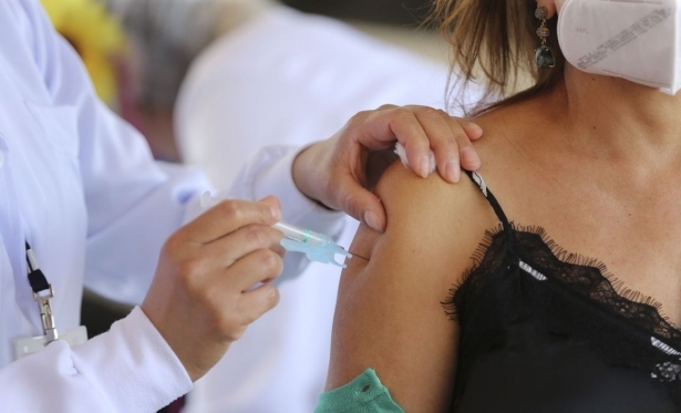 Covid-19: Rio acelera vacinao com um dia para cada idade