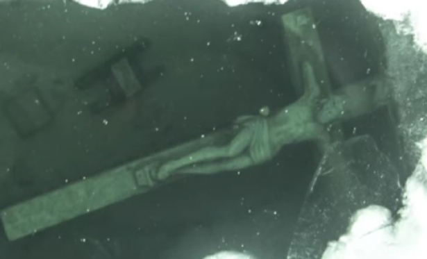 O grande crucifixo submerso que s pode ser visto quando o lago congela
