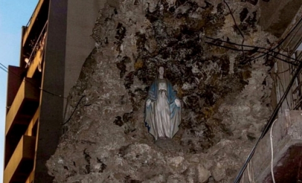 Imagem de Nossa Senhora fica intacta em rua atingida por exploso em Beirute