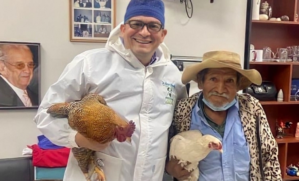 Idoso de 80 anos oferece duas galinhas como pagamento por cirurgia
