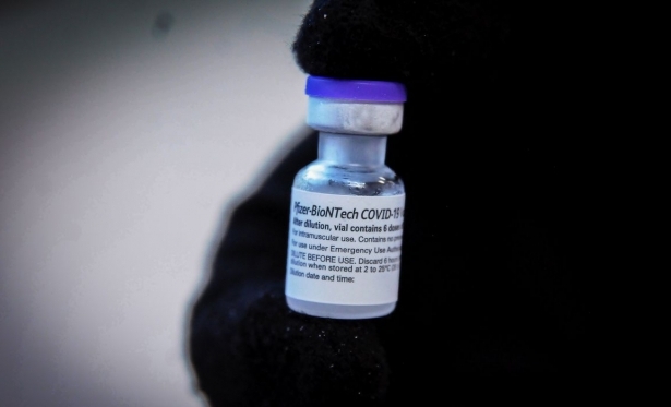 Vacina de reforo tem eficcia de 95,6%, diz Pfizer-BioNTech