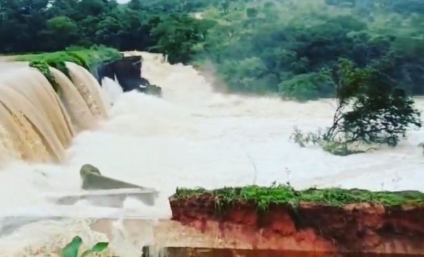 Com risco de rompimento de barragem, moradores deixam casas 