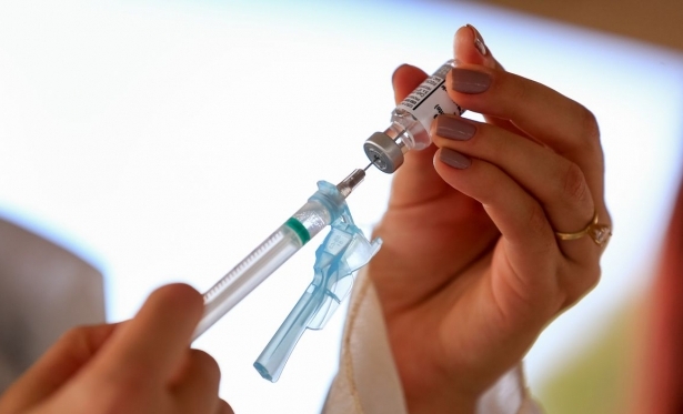 Covid-19: Vacina brasileira  é aplicada pela 1ª vez